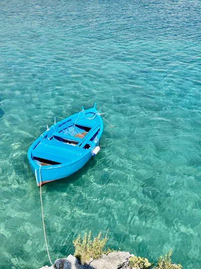 Barca nel mare del Salento